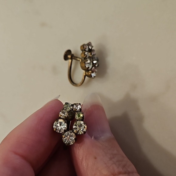 9 Pairs of Vintage Clip on Earrings - Picture 5 of 10